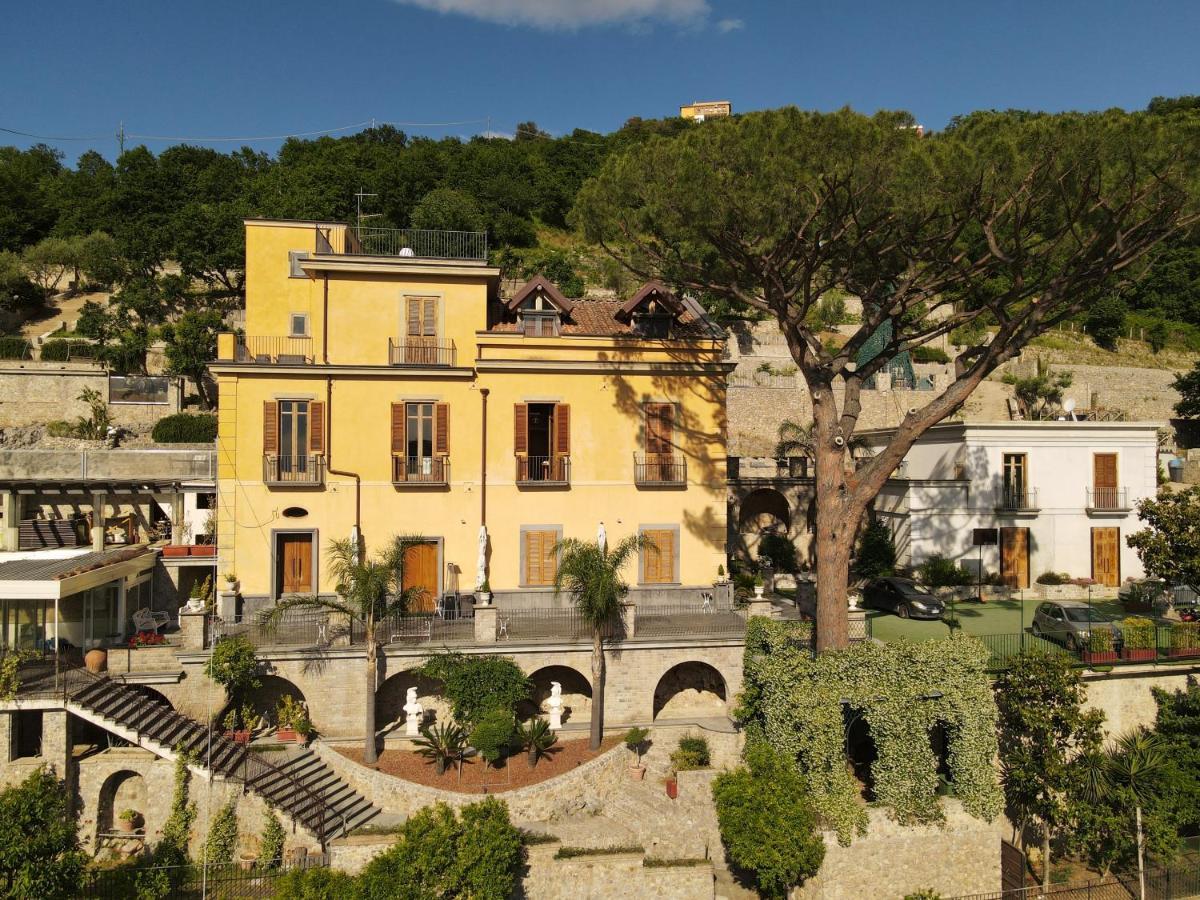 Villa Di Natale Pagani Bagian luar foto